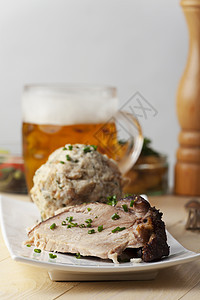 烤猪肉和面包卷火腿食物啤酒玻璃胡椒木板棕色饺子厨房白色图片