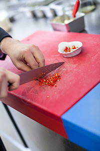 厨师切红辣椒划片食堂柜台餐饮香料刀刃职业餐厅男人厨具图片
