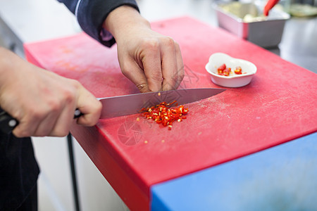 厨师切红辣椒男人切菜板划片美食厨房酒店饮食食物食堂蔬菜图片