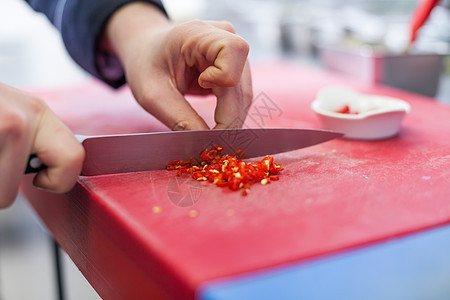 厨师切红辣椒划片切菜板用具餐饮蔬菜厨具厨房男人美食饮食图片