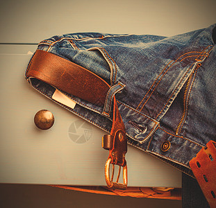 年长蓝色蓝牛仔裤织物棉布照片衣服腰带抽屉橙子缝合对角线铆钉图片
