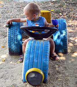 男孩玩玩具游戏轮子娱乐男生童年孩子闲暇卡车运动图片
