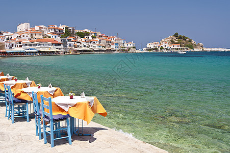 希腊萨莫斯市Kokkari的场景旅行咖啡馆牧歌旅游海滩餐厅海岸房屋椅子建筑物图片