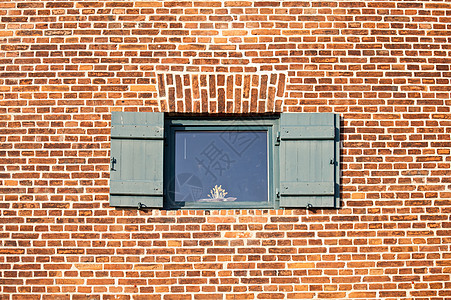 砖墙中的旧窗口石工砌体百叶窗建筑学房子材料快门红色建筑砖块背景图片