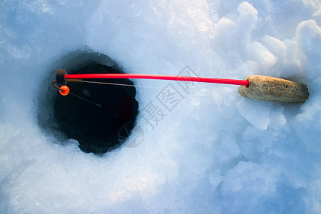 手工捕鱼的冰鱼脚手架活动太阳乐趣荒野冰钓鲈鱼爱好垂钓者运动图片