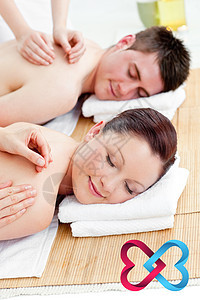 放松的情侣接受背按摩的复合图象福祉女朋友女性眼睛夫妻卫生快乐治疗身体毛巾图片