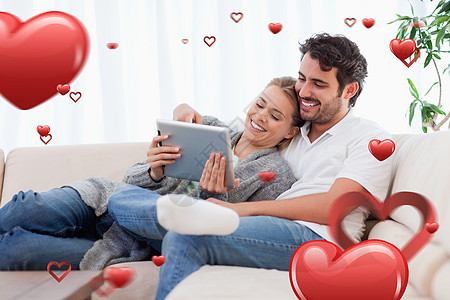 使用平板电脑的爱情情侣综合图像图片