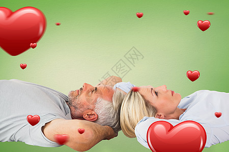 一对微笑的情侣 躺在床上仰望着插图男性金发女性绘图男人衬衫绿色情人金发女郎图片
