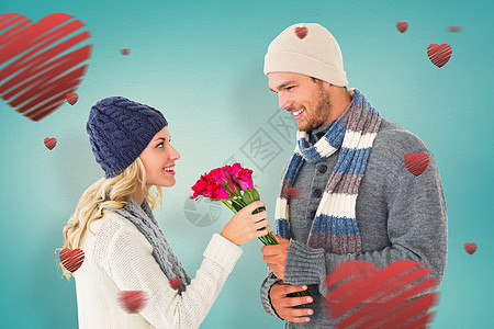 冬季时装中有吸引力的男人的复合形象 向女朋友献上玫瑰团结潮人衣物保暖金发女郎帽子女性男性快乐男朋友图片