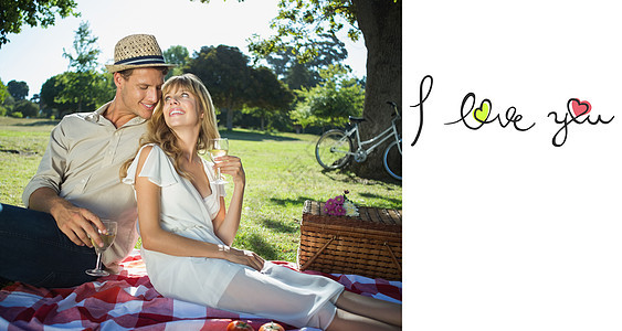 情侣在野餐中互相微笑时喝白葡萄酒的复合形象图片