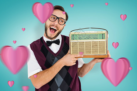 拥有复古收音机的怪怪时装超人综合图像快乐衬衫绘图插图收音机男人毛衣背心微笑复古图片