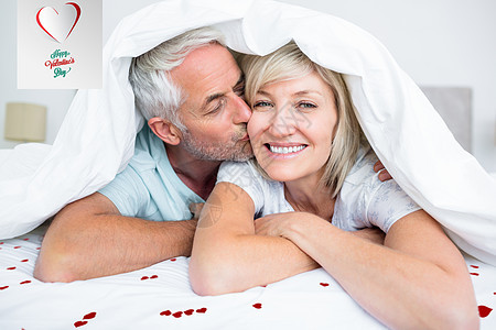 成年男子在床上亲女人脸颊的复合图像 即成熟男子闭合画面女性休息睡眠夫妻浪漫床单房子男人家庭生活计算机图片