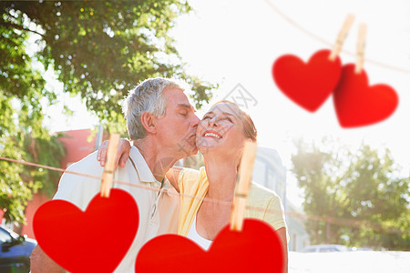 幸福的老年情侣融入城市的复合形象退休闲暇脸颊快乐微笑女士金发女郎夫妻拥抱男人图片