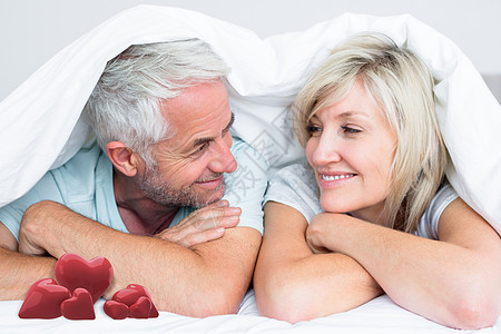 一对躺在床上的成熟夫妇的闭合综合图像男人羽绒被床单浪漫绘图睡眠女性棉被房子夫妻图片
