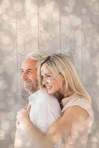 情侣站立和拥抱的复合形象 在夫妻情人计算机微笑金发女郎服装感情男性辉光绘图图片