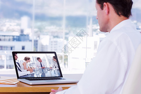 商务人士看笔记本电脑的复合图像经理合作男性互动商务团队职员职场头脑伙伴图片