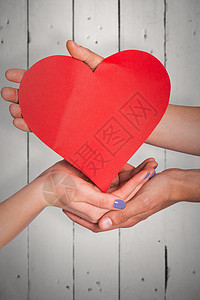 握着红心手的复合图像情人双手木板白色木头展示卡片心形红色礼物图片