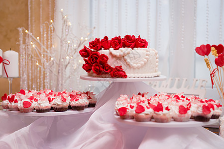 美丽的婚礼蛋糕和纸杯蛋糕装饰糖果庆典奶油生日花瓣美食软糖甜点奢华玫瑰图片
