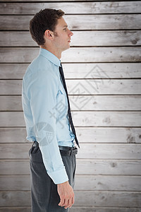 严肃的商务人士亲手站在口袋里一副综合形象短发领带衬衫计算机商务公司人士男性头发木板图片