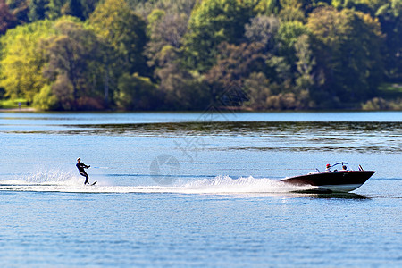 装有滑水艇的船速度运动唤醒行动闲暇滑水板力量活动蓝色滑雪艇图片