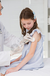 医生给一个小女孩注射针头考试检查儿科从业者诊所工作服办公室男生桌子眼镜图片