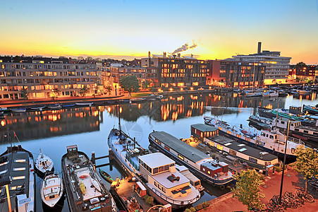 晚上在阿姆斯特丹的运河图片