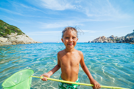 男孩在海上玩游戏家庭婴儿海洋男性海岸护腕幸福活动游泳乐趣图片