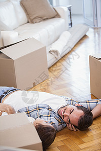 躺在地板上的一对可爱的夫妇感情男朋友房子搬迁女性说谎男性闲暇开箱潮人图片