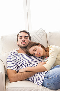 在沙发上睡一对小美人男朋友女性客厅长椅夫妻午睡快乐女朋友亲密感女士图片