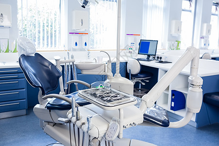 诊所内装有牙医椅 计算机和工具的牙科用椅子 电脑和工具托盘医疗保健医学手术口腔卫生牙科医院图片