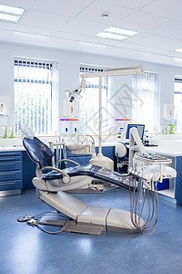 诊所内装有牙医椅 计算机和工具的牙科用椅子 电脑和工具托盘手术牙科医院医学医疗口腔保健卫生图片