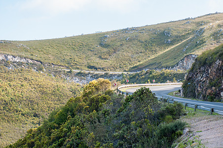 鲁滨逊 Mosselbay和Oudtshoorn之间的通道柏油岩石通行证植物群爬坡图片