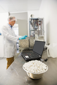药剂师使用重型机器制造药品;图片