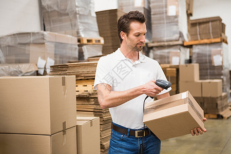 仓库中的工人扫描软件包男人后勤储存货物会计职员条码工作职业盒子图片