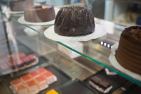 显示新鲜的巧克力蛋糕和巧克力蛋糕图片