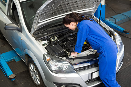 在引擎盖下工作的机械工服务女性检查工作服工程师机械职业车辆兜帽修理图片