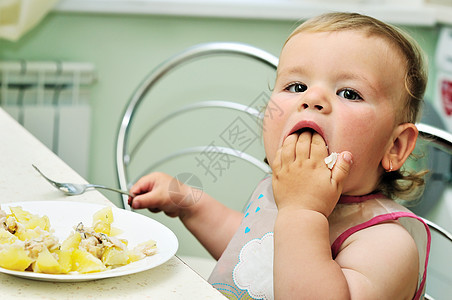 她喜欢吃东西女性早餐女儿摄影土豆食物手指肩膀蔬菜童年图片