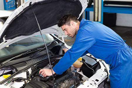 在车头罩下进行机械检查汽车引擎修复作坊男人车辆机械师修理专注蓝色图片