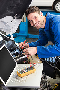 在车上使用膝上型计算机的机械工具引擎工人技术工作服修复职业兜帽微笑解决方案图片