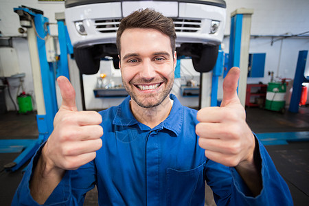 机械人微笑在相机上男人男性工程师作坊双手职业蓝色快乐工人机械图片