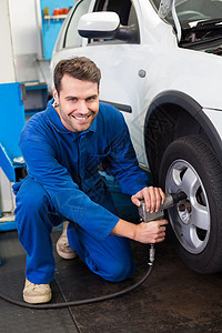 机械调整轮胎轮车轮工具作坊工作服工人微笑机械师工程师车库修理职业图片