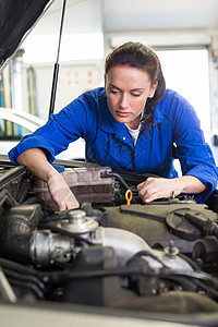 在引擎盖下工作的机械工工作服引擎盖工程师职业车库汽车工人女性修理兜帽图片
