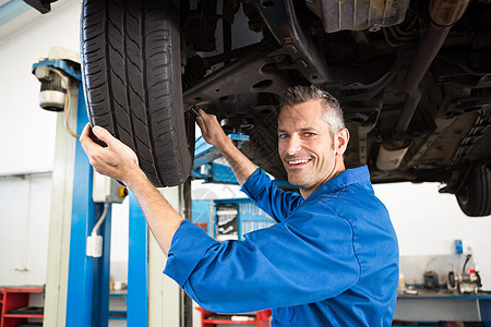 机械调整轮胎轮车轮修理汽车工作服机械师检查男人作坊工程师职业工人图片