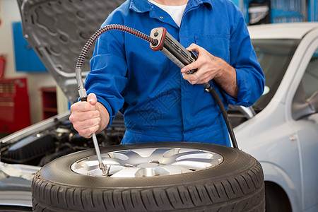 机械机工把轮胎充气了作坊男性服务修理工程师工作服检查职业男人汽车图片