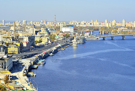 跨越乌克兰基辅Dnieper河的桥梁建筑工地支撑沉降蓝色游客漂浮小路旅行汽艇驳船发动机图片