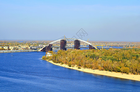 跨越乌克兰基辅Dnieper河的桥梁建筑工地汽艇过境海岸线沉降起重机金属血管运输发动机小路图片