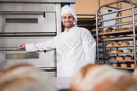 快乐面包师靠专业烤炉托盘工作厨师员工闲暇营养糕点师快乐加热器烤箱图片