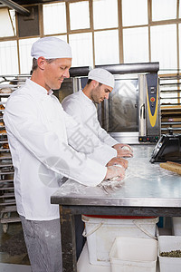 专心面包师在柜台打折职员男性商业职业台面美食手工主厨面粉餐厅图片