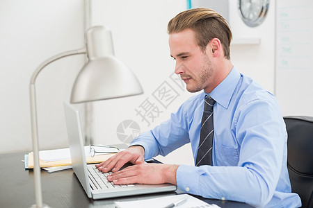 严重商务人士使用笔记本电脑人士技术公司眼镜男人计算器商务职场男性领带图片