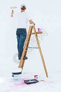 男人在梯子上画着滚滚的绘画滚筒工具男性体力劳动步梯家装棒球帽图片
